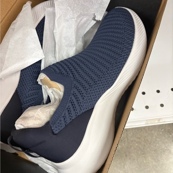 Naturalizer Woman’s Elite Slip-On Knit Sneaker Size 7 New - Picture 3 of 4